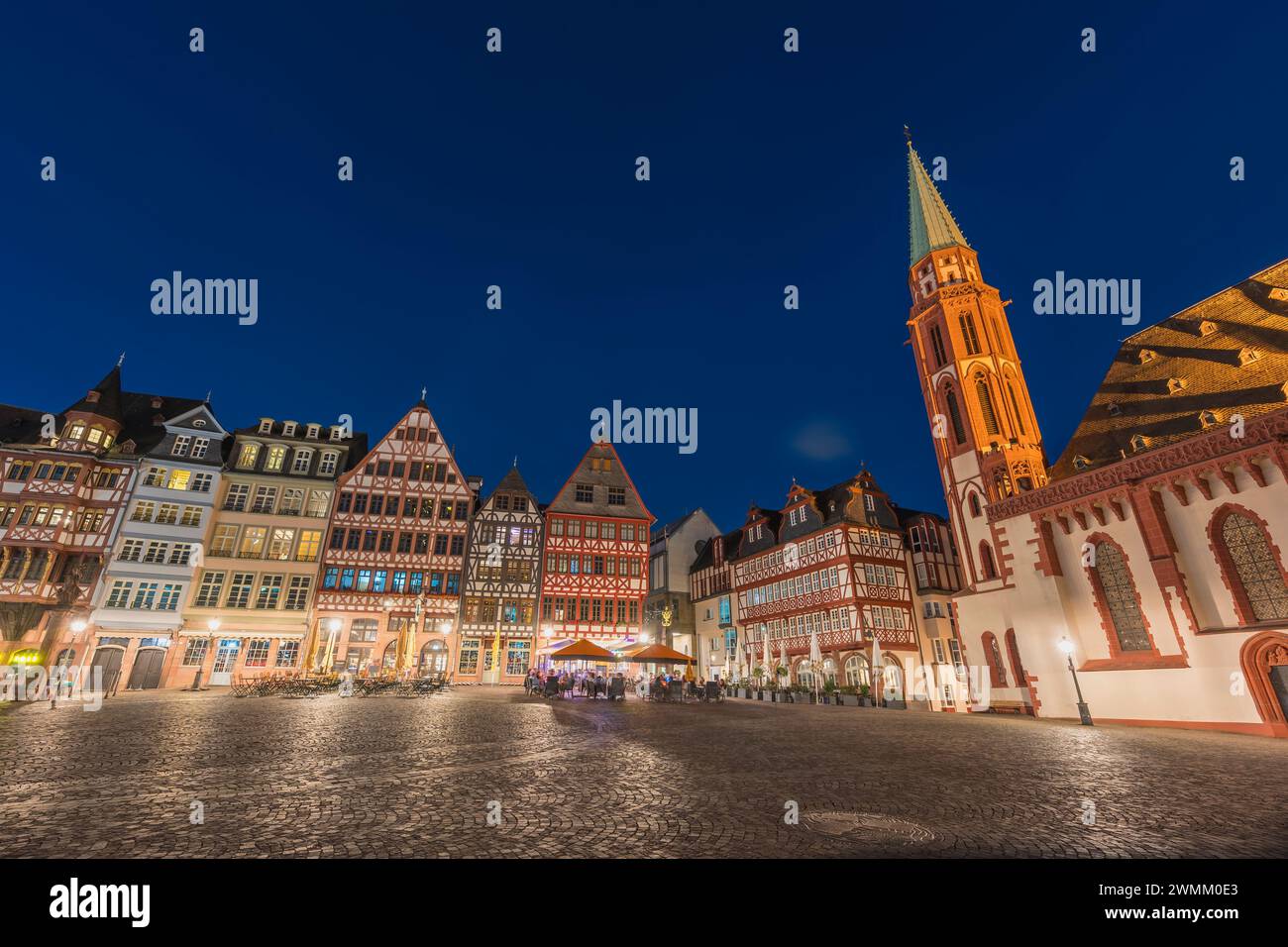 Francfort Allemagne, horizon nocturne de la ville sur la place de la vieille ville Romer Banque D'Images