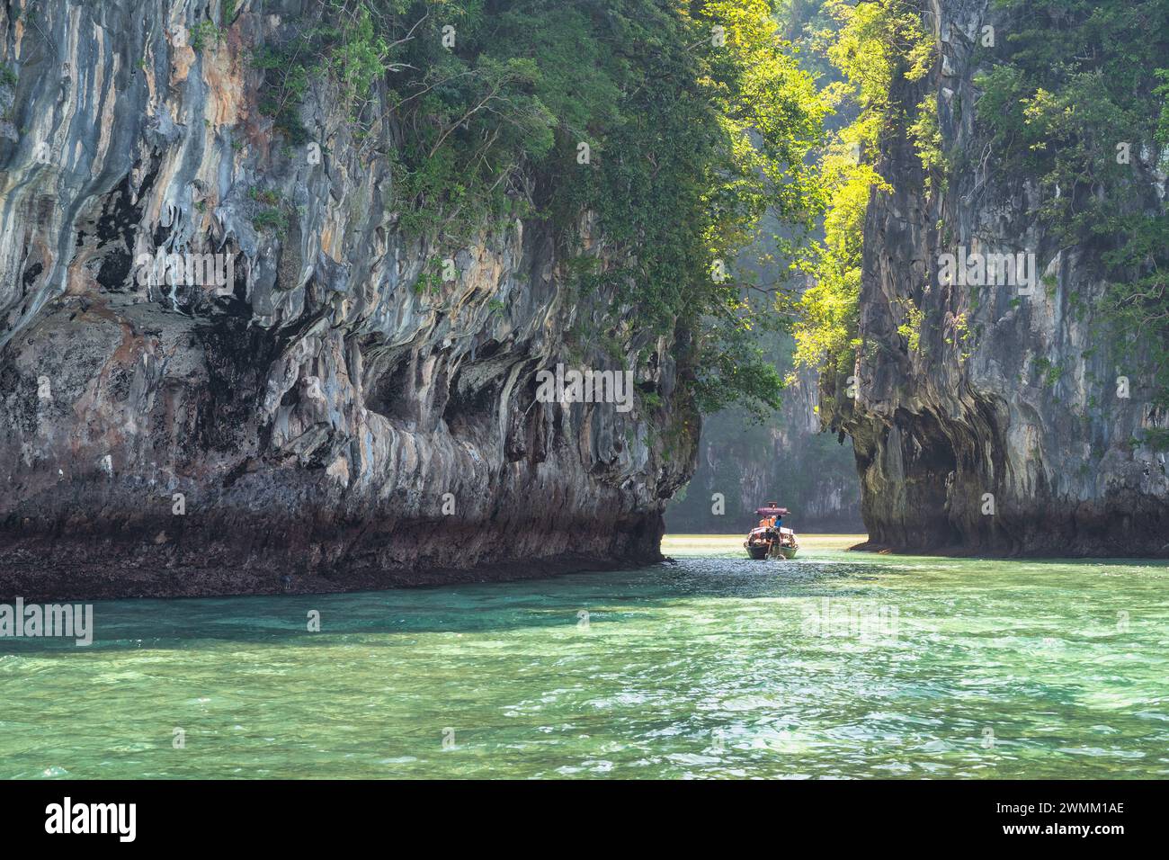 Vue sur les îles tropicales avec bateau à longue queue et eau de mer bleue de l'océan au lagon de l'île de Koh Hong, paysage naturel de Krabi Thaïlande Banque D'Images