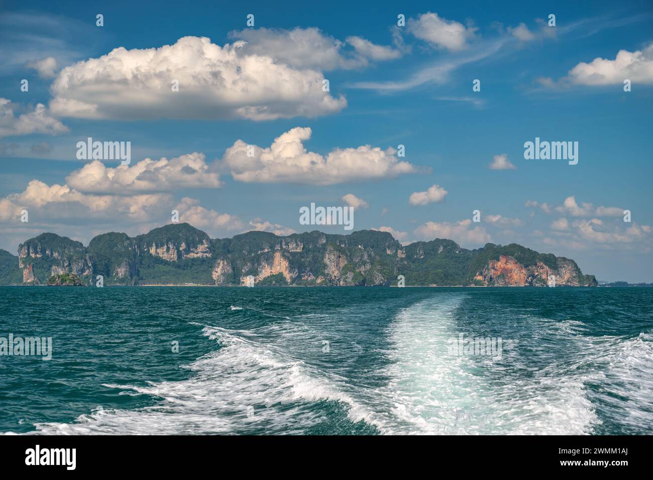 Vue sur les îles tropicales derrière le bateau de vitesse avec l'eau de mer bleu océan et plage de sable blanc à Railay Beach, Krabi Thaïlande paysage naturel Banque D'Images