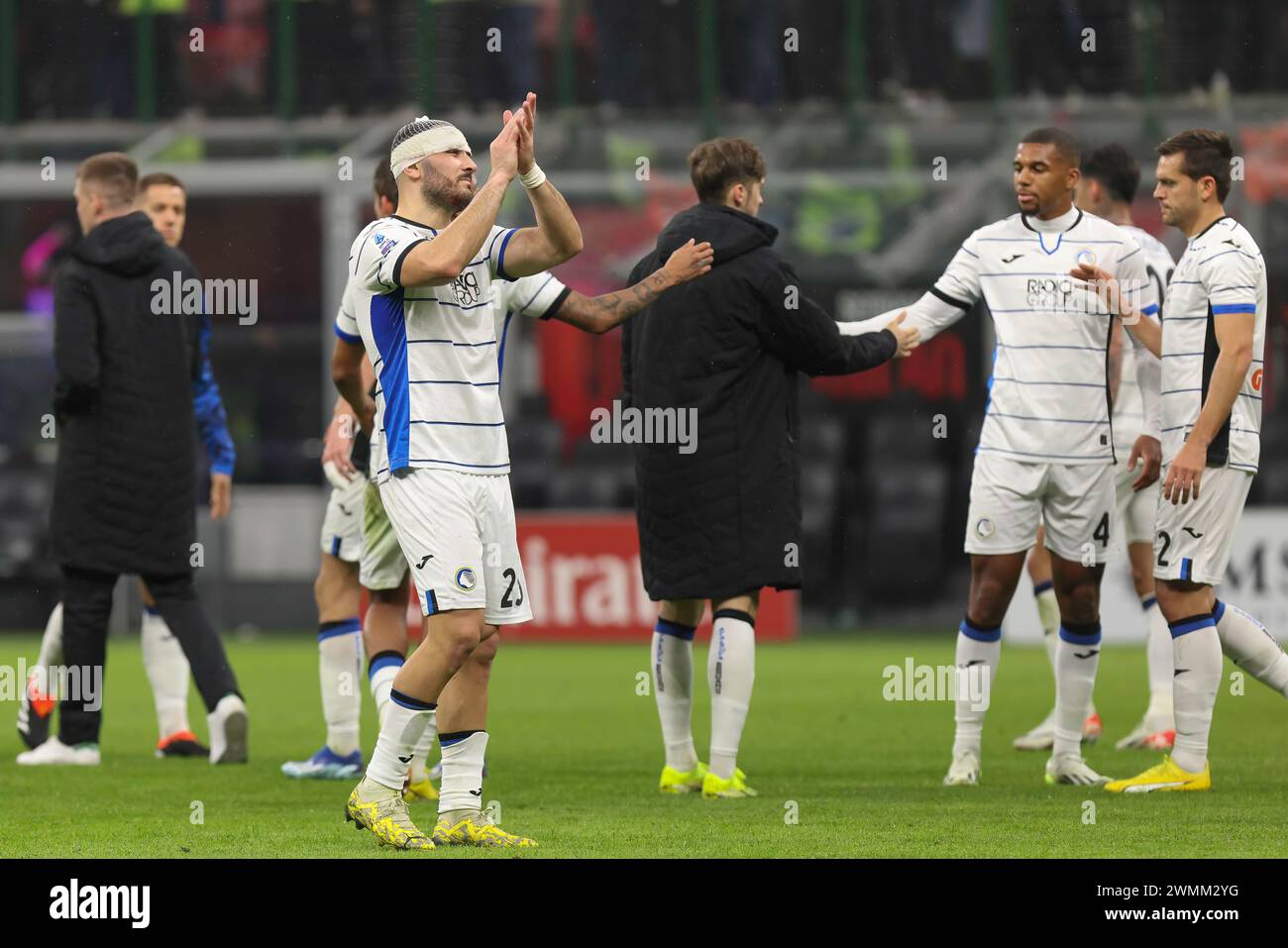 Milan, Italie. 25 février 2024. Italie, Milan, février 25 2024 : Sead Kolanisac (Atalanta) accueille les fans dans les gradins à la fin du match de football AC Milan vs Atalanta BC, jour26 Serie A 2023-2024 San Siro Stadium (photo de Fabrizio Andrea Bertani/Pacific Press) crédit : Pacific Press Media production Corp./Alamy Live News Banque D'Images