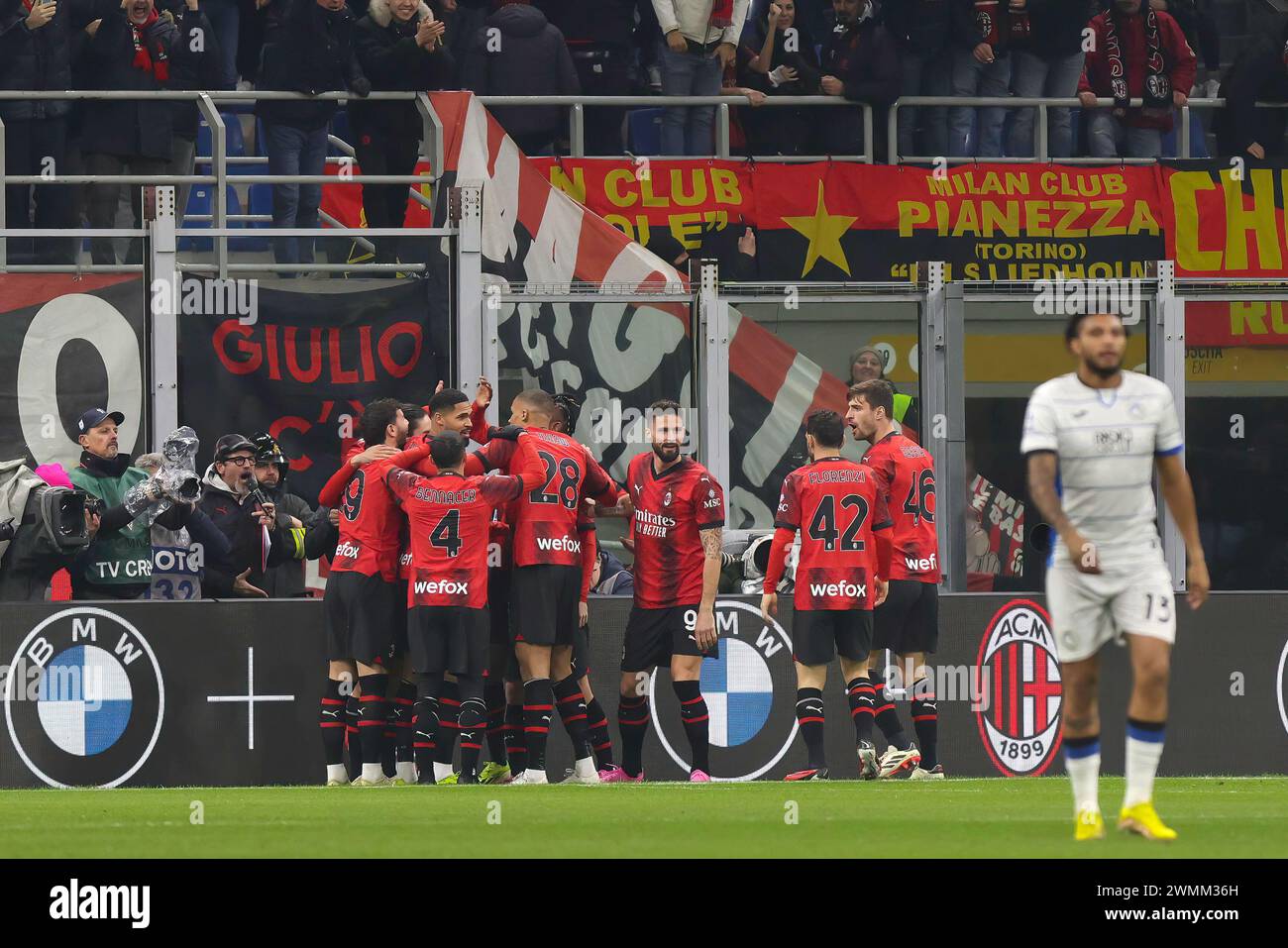 Milan, Italie. 25 février 2024. Italie, Milan, février 25 2024 : Rafael Leao (AC Milan) marque et célèbre le but 1-0 à 3' pendant le match de football AC Milan vs Atalanta BC, jour26 Serie A 2023-2024 San Siro Stadium (crédit image : © Fabrizio Andrea Bertani/Pacific Press via ZUMA Press Wire) USAGE ÉDITORIAL SEULEMENT! Non destiné à UN USAGE commercial ! Banque D'Images