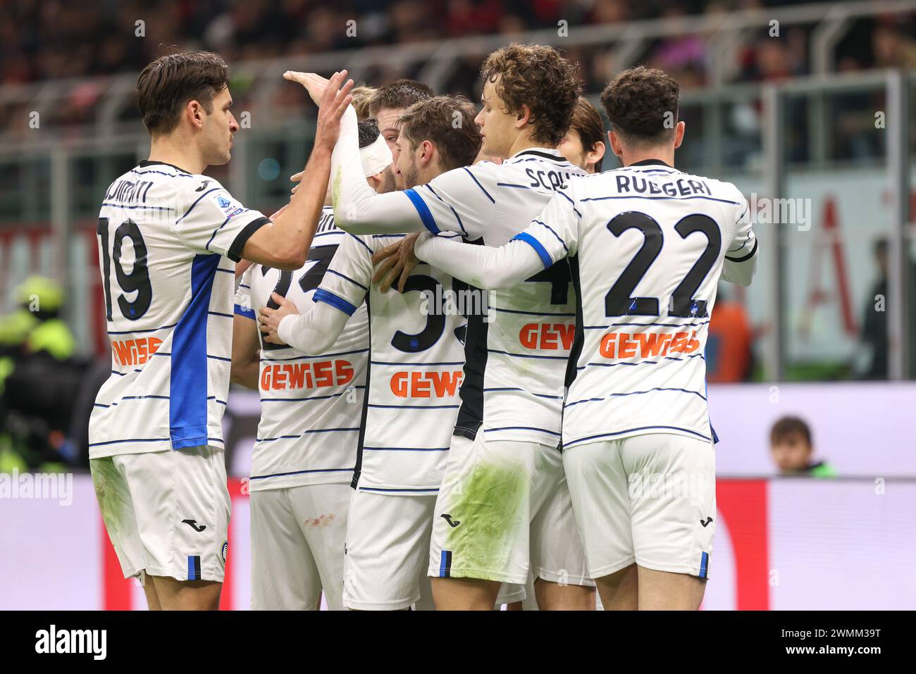 Milan, Italie. 25 février 2024. Italie, Milan, février 25 2024 : Teun Koopmeiners (Atalanta) marque par penalty et célèbre le but de 1-1 à 42' pendant le match de football AC Milan vs Atalanta BC, jour26 Serie A 2023-2024 San Siro Stadium (crédit image : © Fabrizio Andrea Bertani/Pacific Press via ZUMA Press Wire) USAGE ÉDITORIAL SEULEMENT! Non destiné à UN USAGE commercial ! Banque D'Images