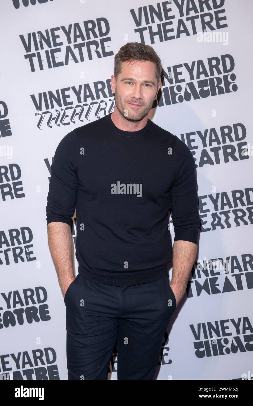 New York, États-Unis. 26 février 2024. NEW YORK, NEW YORK - FÉVRIER 26 : Luke Macfarlane assiste au gala du 41e anniversaire du Vineyard Theatre 2024 en l'honneur de l'acteur Jesse Tyler Ferguson à l'Edison Ballroom le 26 février 2024 à New York. Crédit : Ron Adar/Alamy Live News Banque D'Images