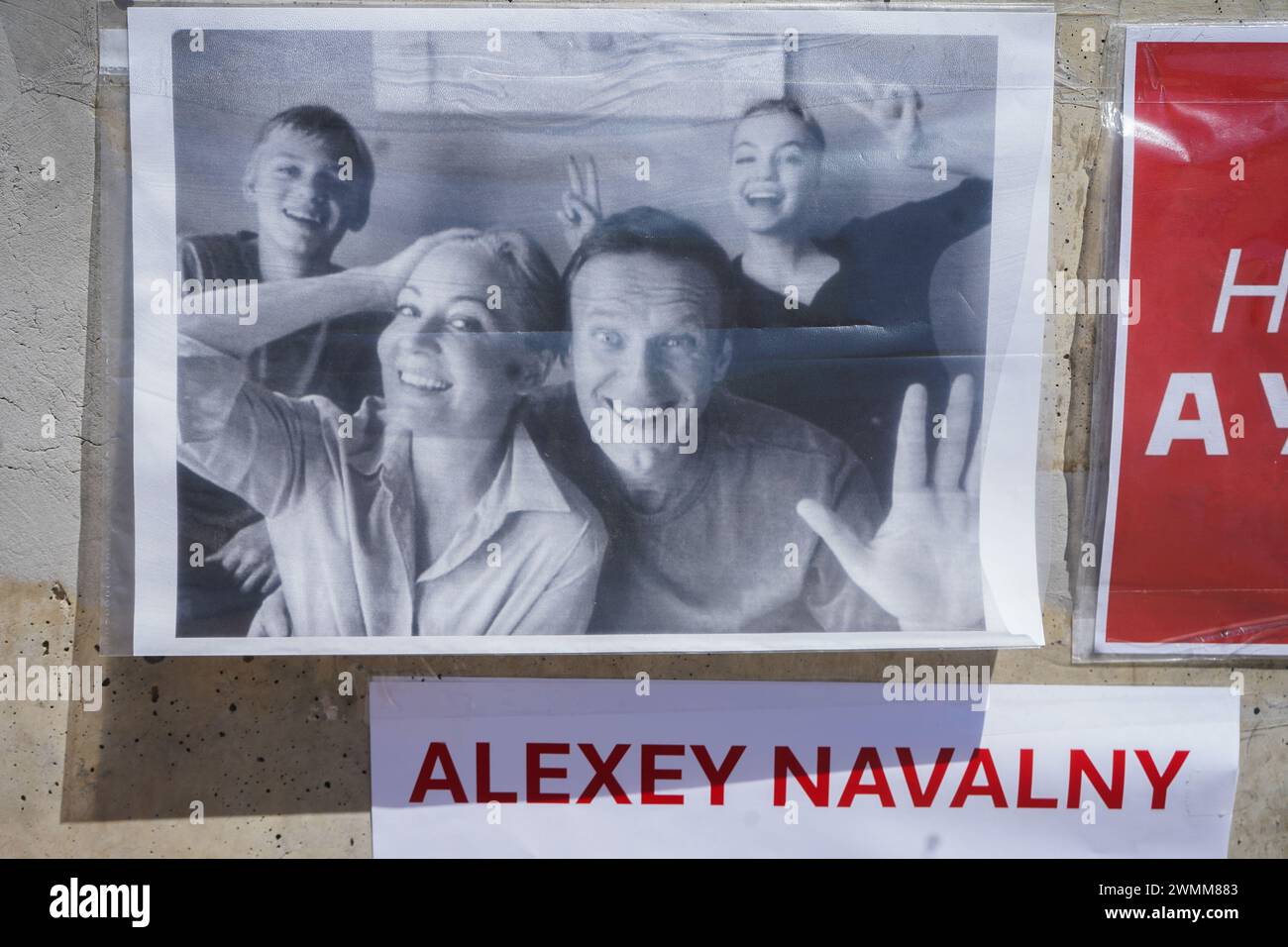 Adelaide, sa Australie 27 février 2024 . Un sanctuaire orné d'hommages floraux est érigé à Adélaïde en mémoire du dissident russe Alexei Navalny décédé le 16 février. 2024. Alexei Navalny a fait campagne pour des réformes contre la corruption en Russie et contre le Président Vladimir Poutine et son gouvernement. Credit : amer Ghazzal/Alamy Live News Banque D'Images