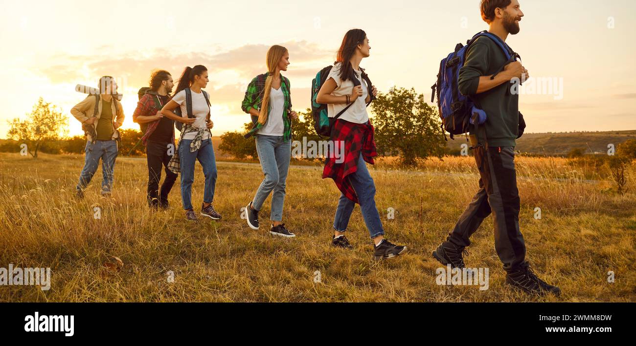 Groupe de personnes marchant dans un champ pendant une randonnée ou trekking vacances en automne Banque D'Images