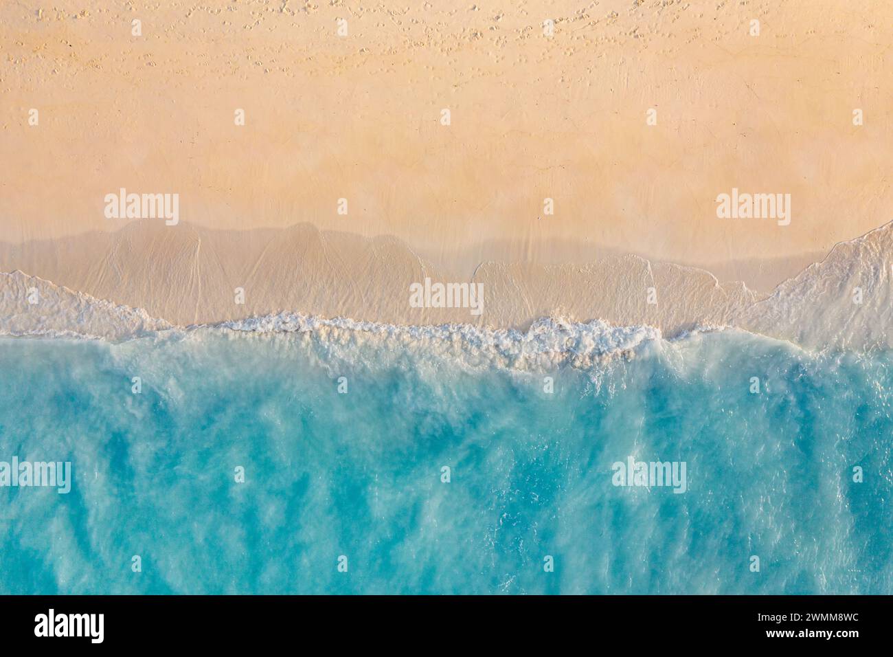 Beau paysage marin d'été belles vagues, eau de mer bleue en journée ensoleillée. Vue de dessus depuis le drone. Vue aérienne de la mer, incroyable fond de nature tropicale Banque D'Images