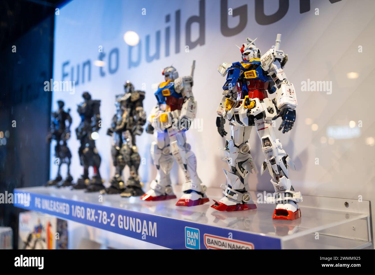 Bangkok, Thaïlande - 15 février 2023 : Un kit de maquettes en plastique Gundam dans la vitrine. Banque D'Images