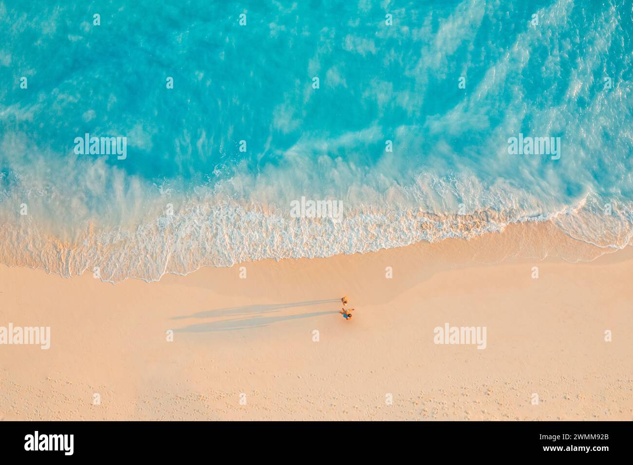 Vue de dessus du paysage de plage d'été, vacances de couple d'amour romantique, vacances romantiques. Liberté activité de loisirs, marche près de la mer turquoise. Loisirs Banque D'Images