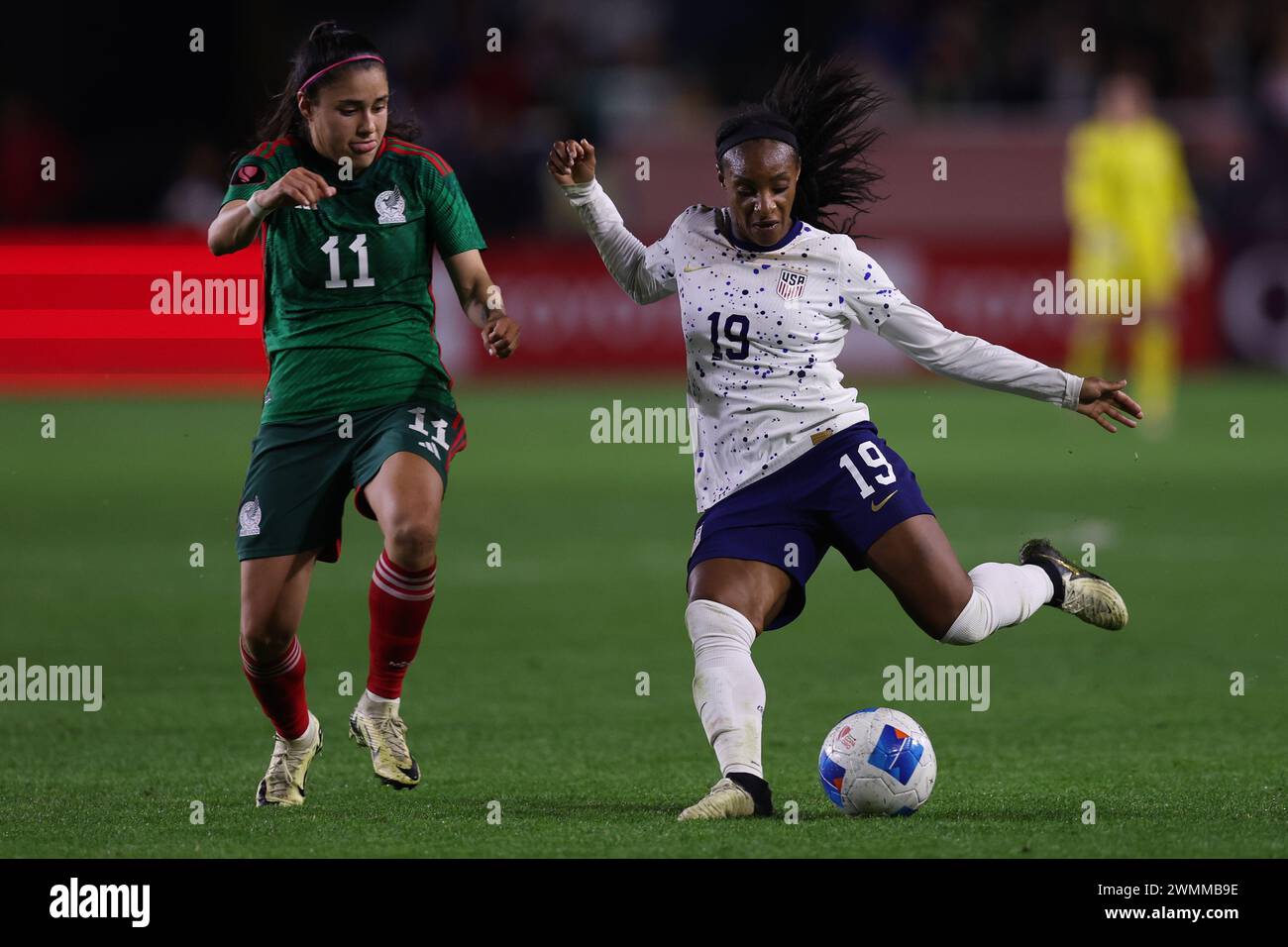 Carson, Californie, États-Unis. 26 février 2024. Le défenseur américain CRYSTAL DUNN (19 ans) croise la balle lors d'un match en phase de groupes de la CONCACAF W Gold Cup entre les États-Unis et le Mexique au Dignity Health Sports Park à Carson, en Californie. (Crédit image : © Brenton Tse/ZUMA Press Wire) USAGE ÉDITORIAL SEULEMENT! Non destiné à UN USAGE commercial ! Crédit : ZUMA Press, Inc/Alamy Live News Banque D'Images