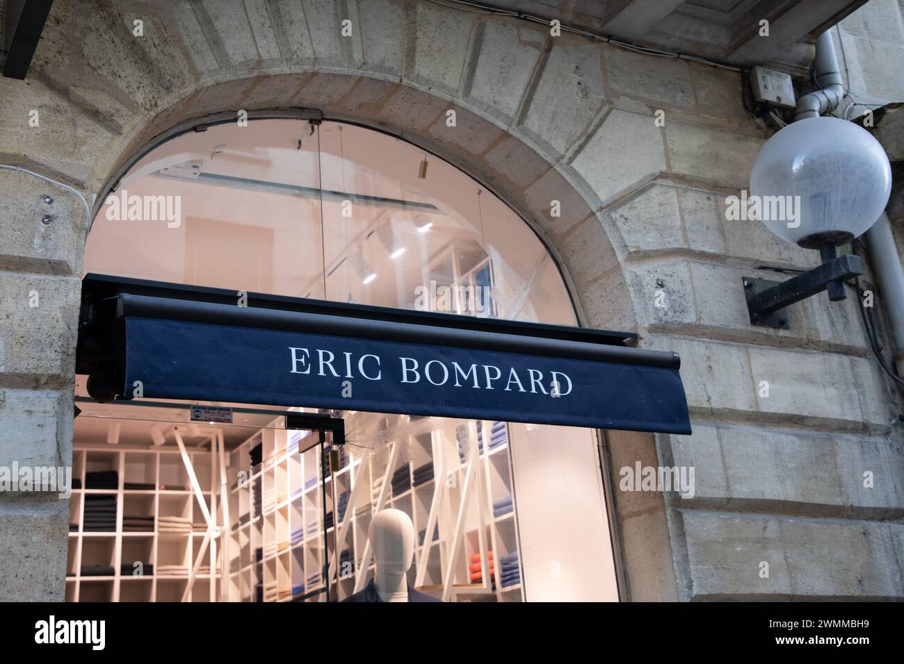 Bordeaux , France - 02 19 2024 : Eric bompard signe texte chaîne et logo marque façade de magasin de luxe Maison française boutique du Cachemire boutique Banque D'Images