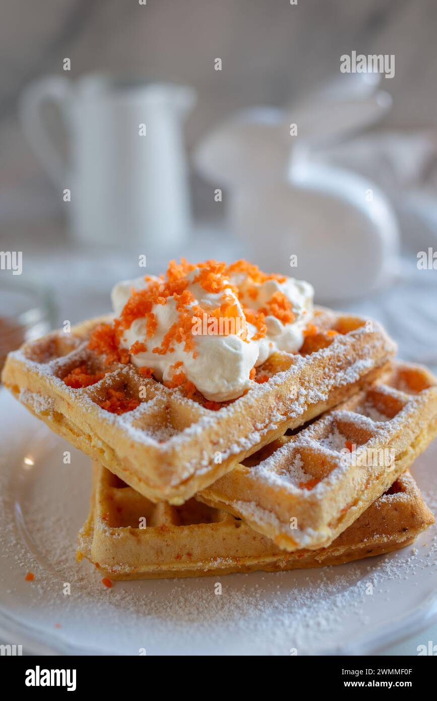 petit déjeuner de pâques avec gaufres et sucre en poudre Banque D'Images