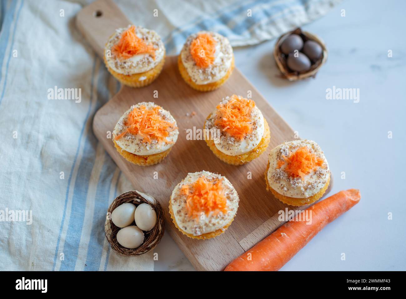 Cupcakes carotte fait maison avec de fromage fondu pour Pâques Banque D'Images