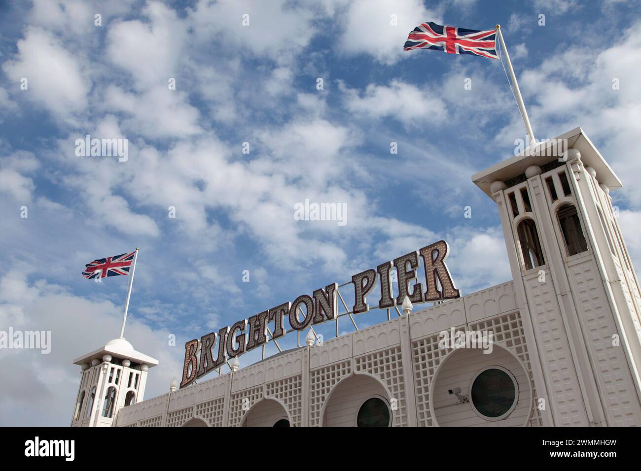 Royaume-Uni, East Sussex, Brighton, Brighton Pier gros plan de l'entrée principale avec Union Flags. Banque D'Images