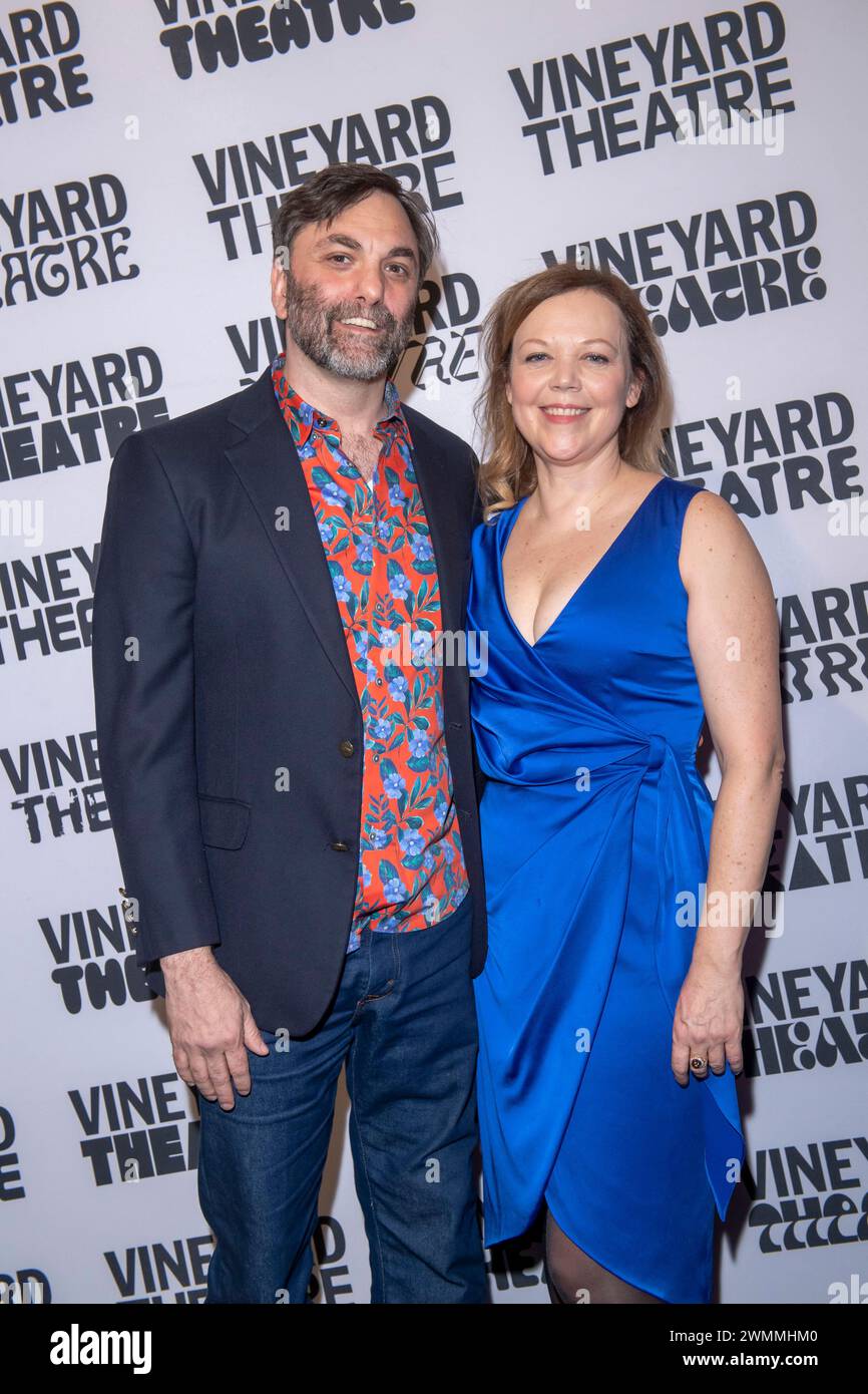 New York, États-Unis. 26 février 2024. Christopher Shinn et Emily Bergl assistent au Gala 2024 du 41e anniversaire du Vineyard Theatre, qui rend hommage à l'acteur Jesse Tyler Ferguson, à l'Edison Ballroom à New York, États-Unis, le 26 février 2024. (Photo de Thenews2/NurPhoto) crédit : NurPhoto SRL/Alamy Live News Banque D'Images