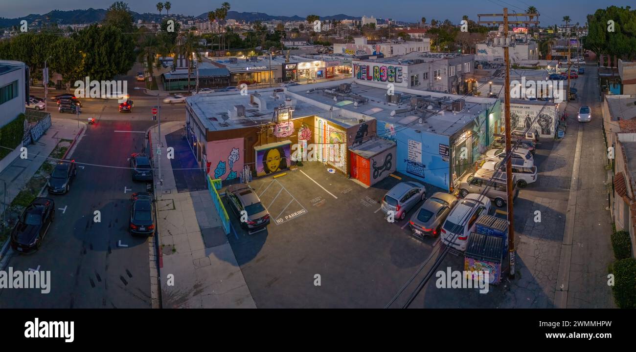 LOS ANGELES - février 2024 : bâtiments commerciaux sur Melrose Avenue recouverts de graffitis colorés rue Panorama aérien au crépuscule. Banque D'Images