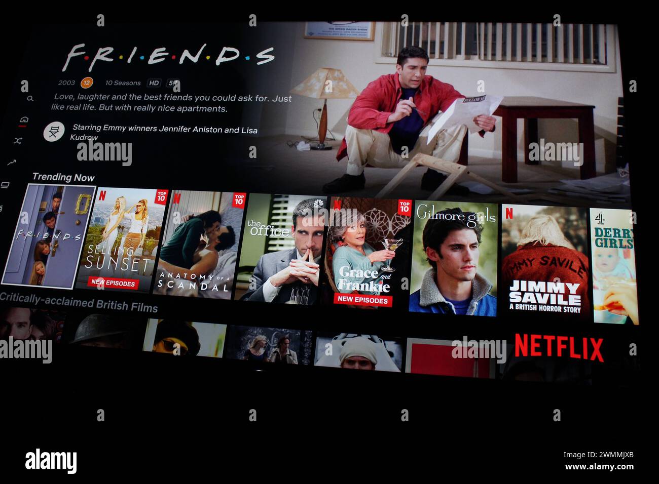 Application Netflix sur un écran de télévision montrant la série télévisée très populaire Friends avec David Schwimmer comme Trending Now Banque D'Images