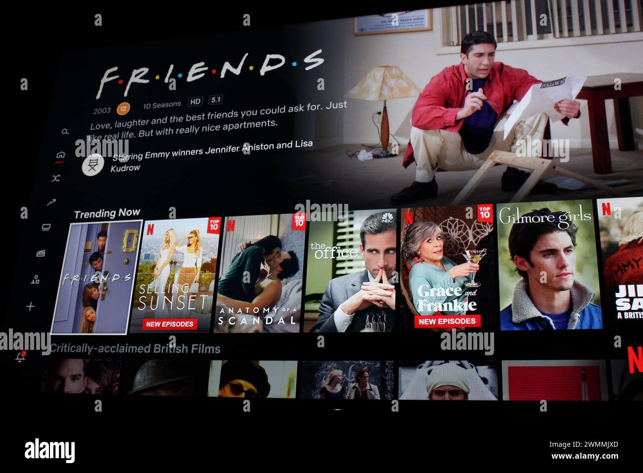 Application Netflix sur un écran de télévision montrant la série télévisée très populaire Friends avec David Schwimmer comme Trending Now Banque D'Images