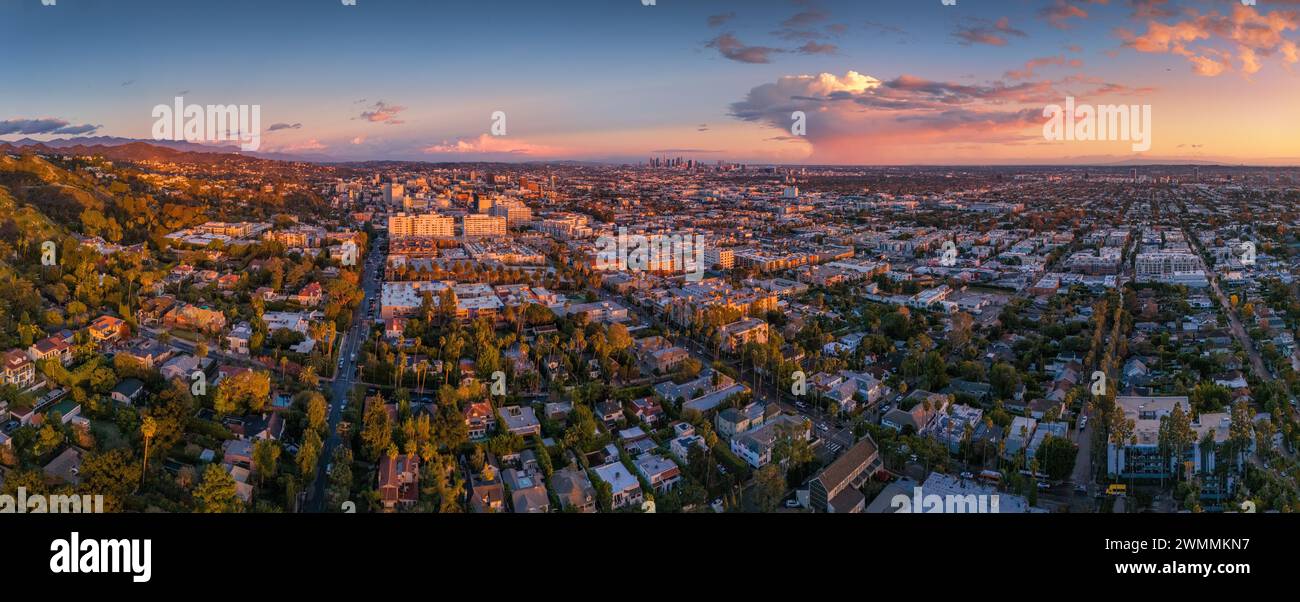 Paysage urbain de Los Angeles, vue aérienne de la ville au coucher du soleil. Banque D'Images