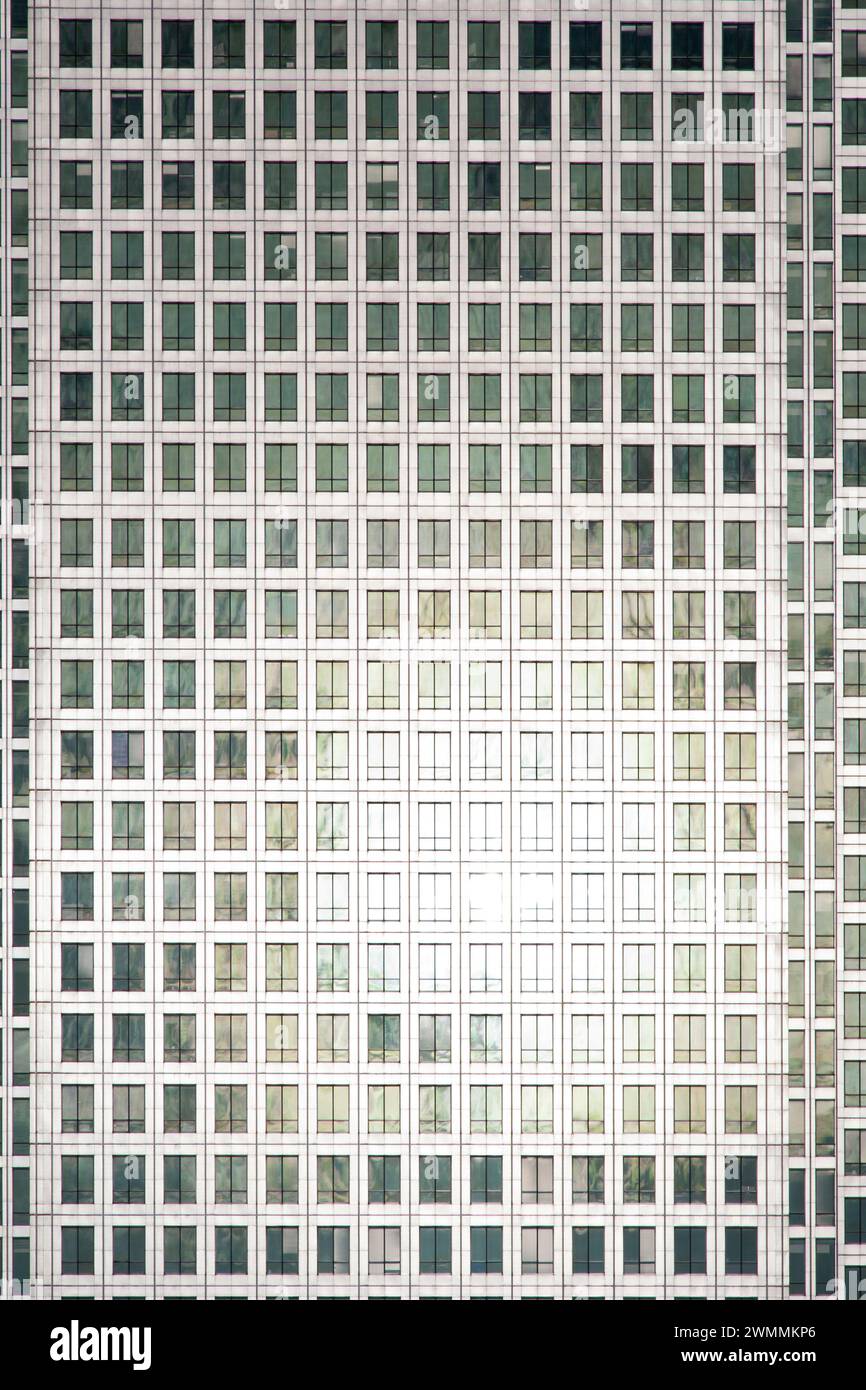 Royaume-Uni, Londres, One Canada Square, Canary Wharf, façade vitrée du bâtiment. Banque D'Images