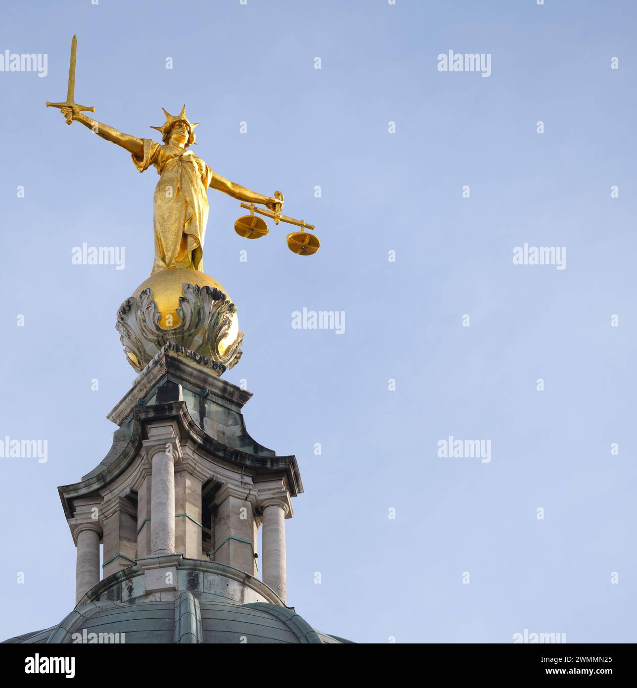 Gildef figure de la justice au-dessus de l'Old Bailey, la Cour pénale centrale, Londres, Angleterre. Banque D'Images