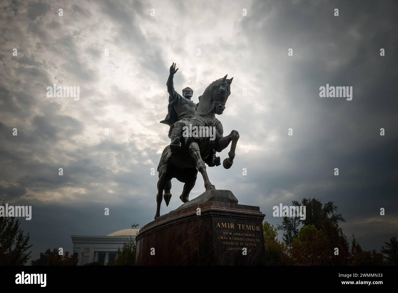 Statue du légendaire Tamerlan Amir Temur à cheval à Tachkent, Ouzbékistan. Nuages dramatiques, journée ensoleillée. Tachkent, Ouzbékistan - 27 octobre 2023 Banque D'Images