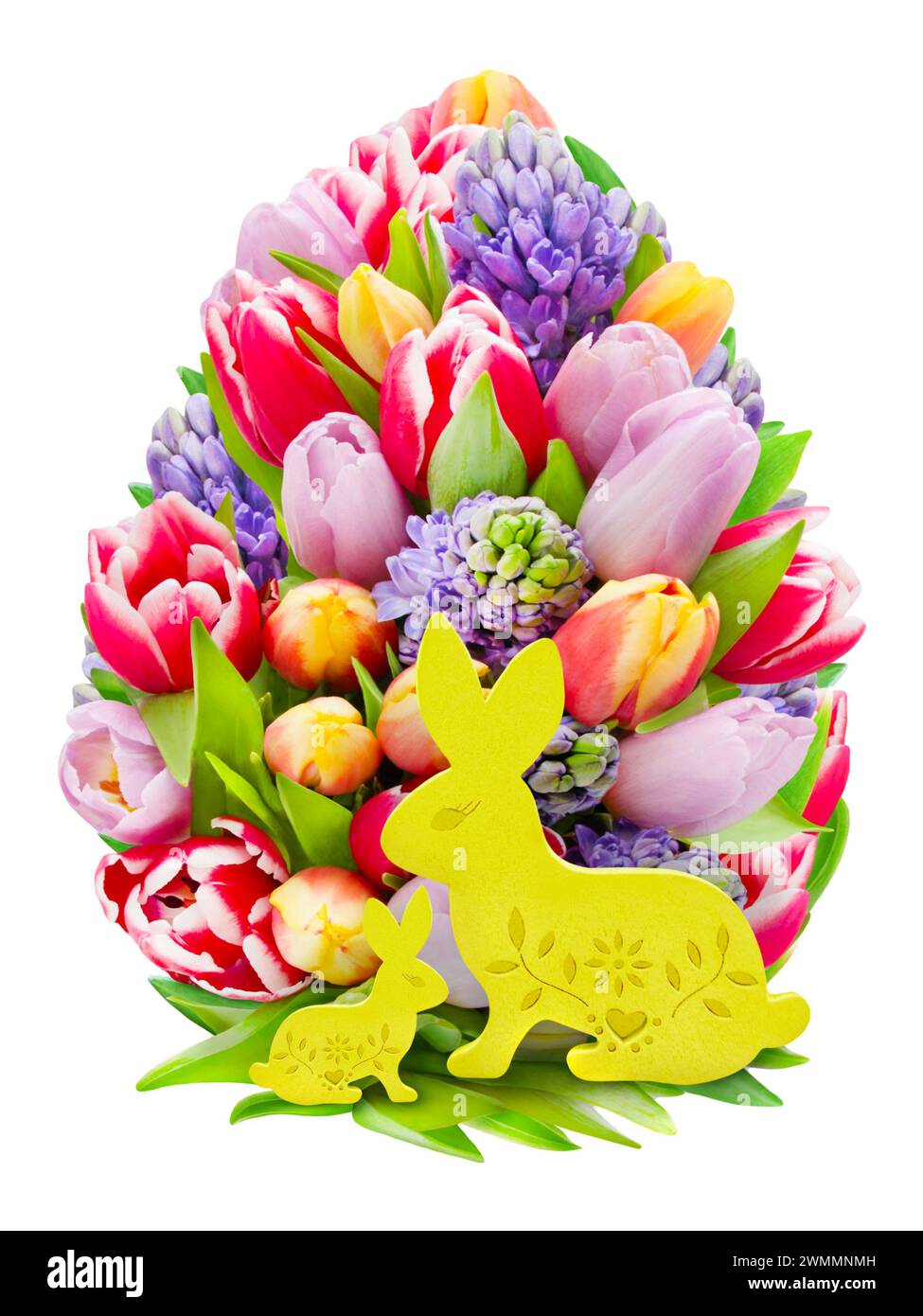 Décoration de Pâques avec tulipes et lapin isolé sur fond blanc Banque D'Images