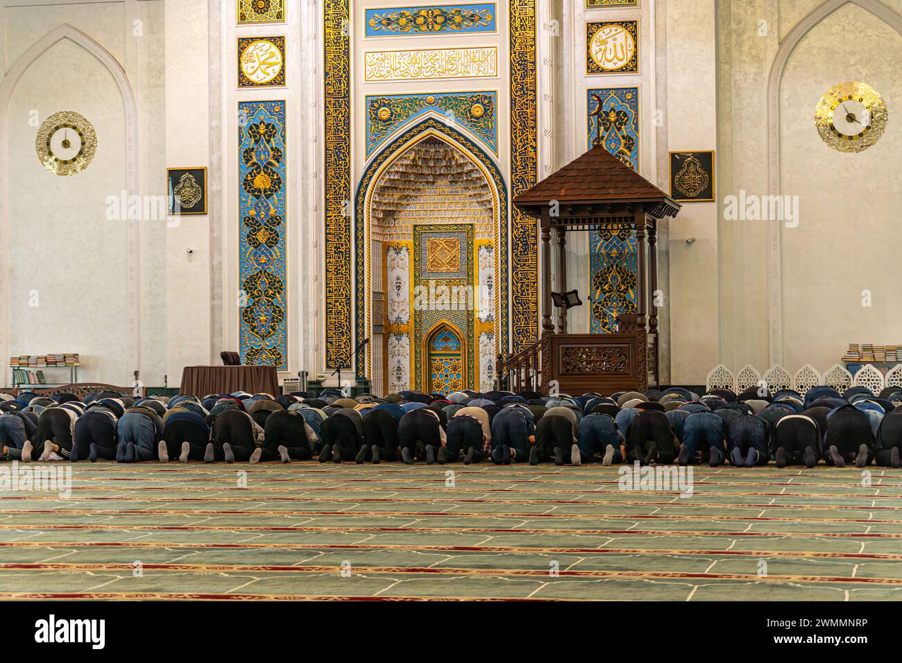 La prière musulmane pour Dieu dans la mosquée. Le peuple musulman est à genoux en train de prier. Mois Saint des musulmans du Ramadan. Musulman Banque D'Images