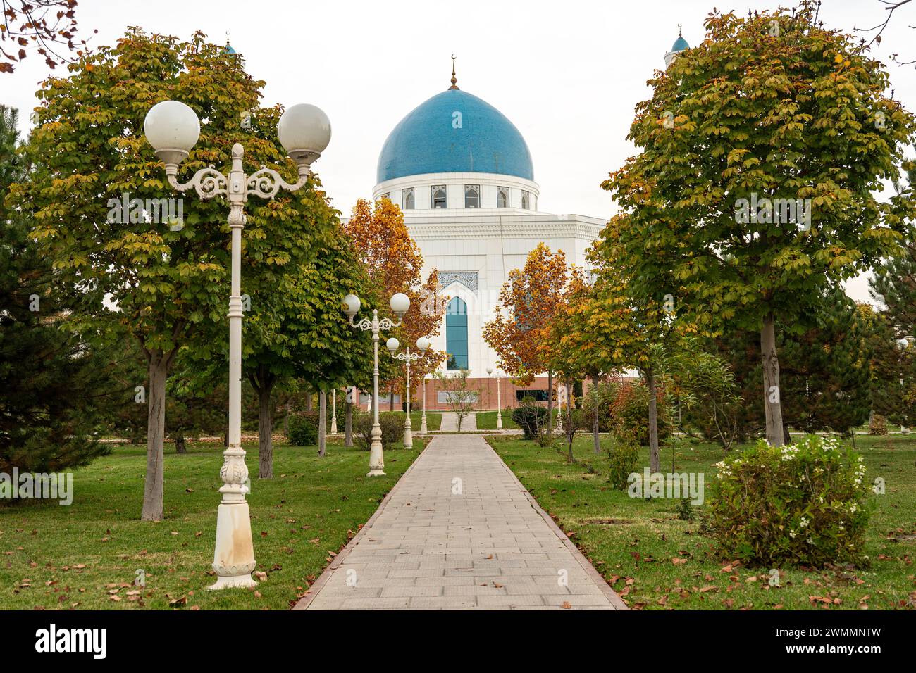 Nouvelle grande mosquée blanche en été avec deux minarets contre un ciel nuageux. Mosquée mineure, Tachkent, Ouzbékistan. Banque D'Images