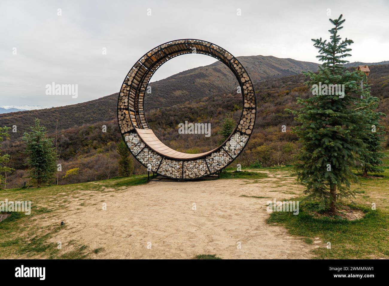 beau banc décoratif en bois dans les montagnes pour se détendre. Banque D'Images