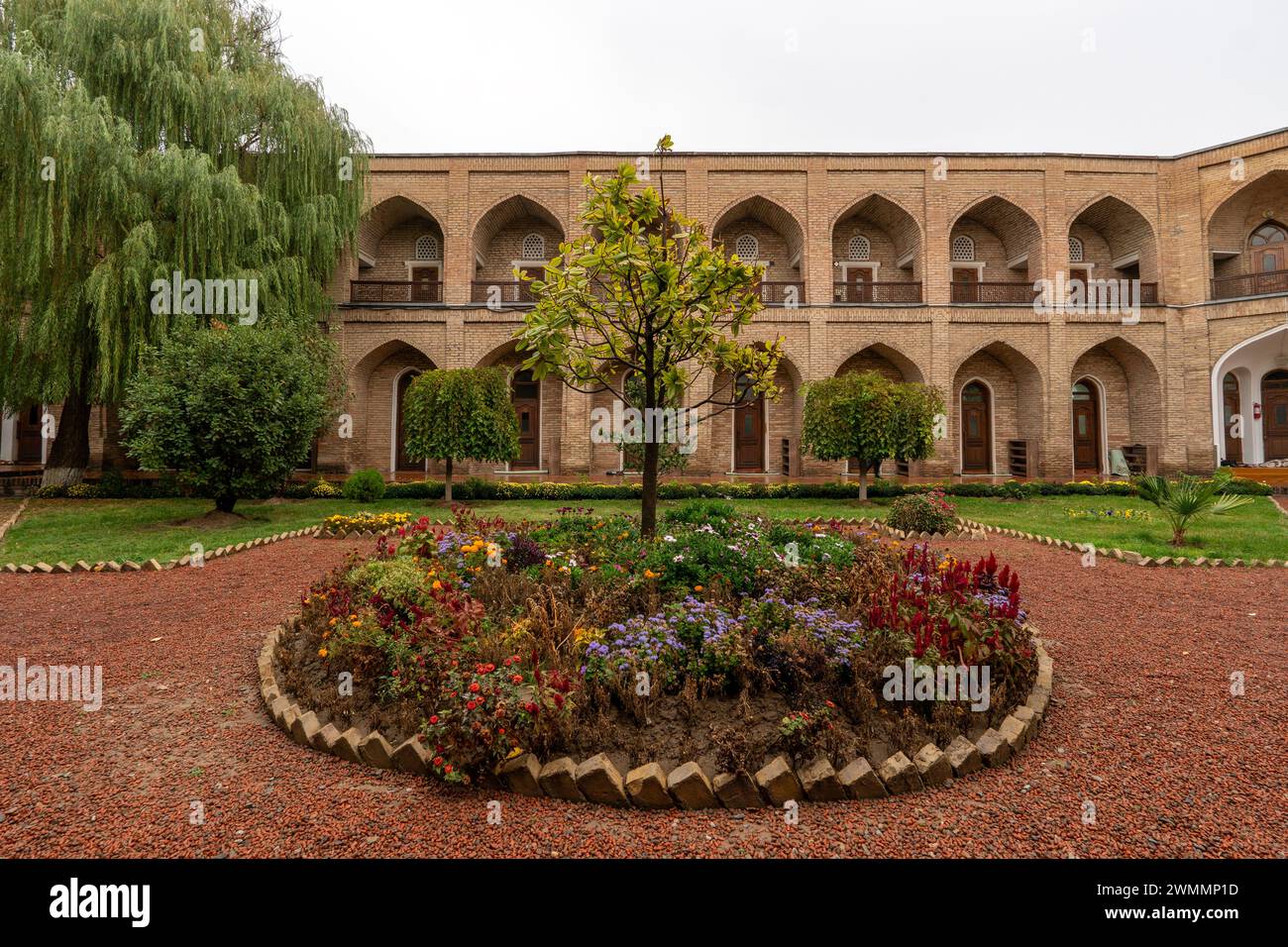 Jardin de l'atrium de Kukeldash Madrasah, collège théologique supérieur. Tachkent, Ouzbékistan. Banque D'Images
