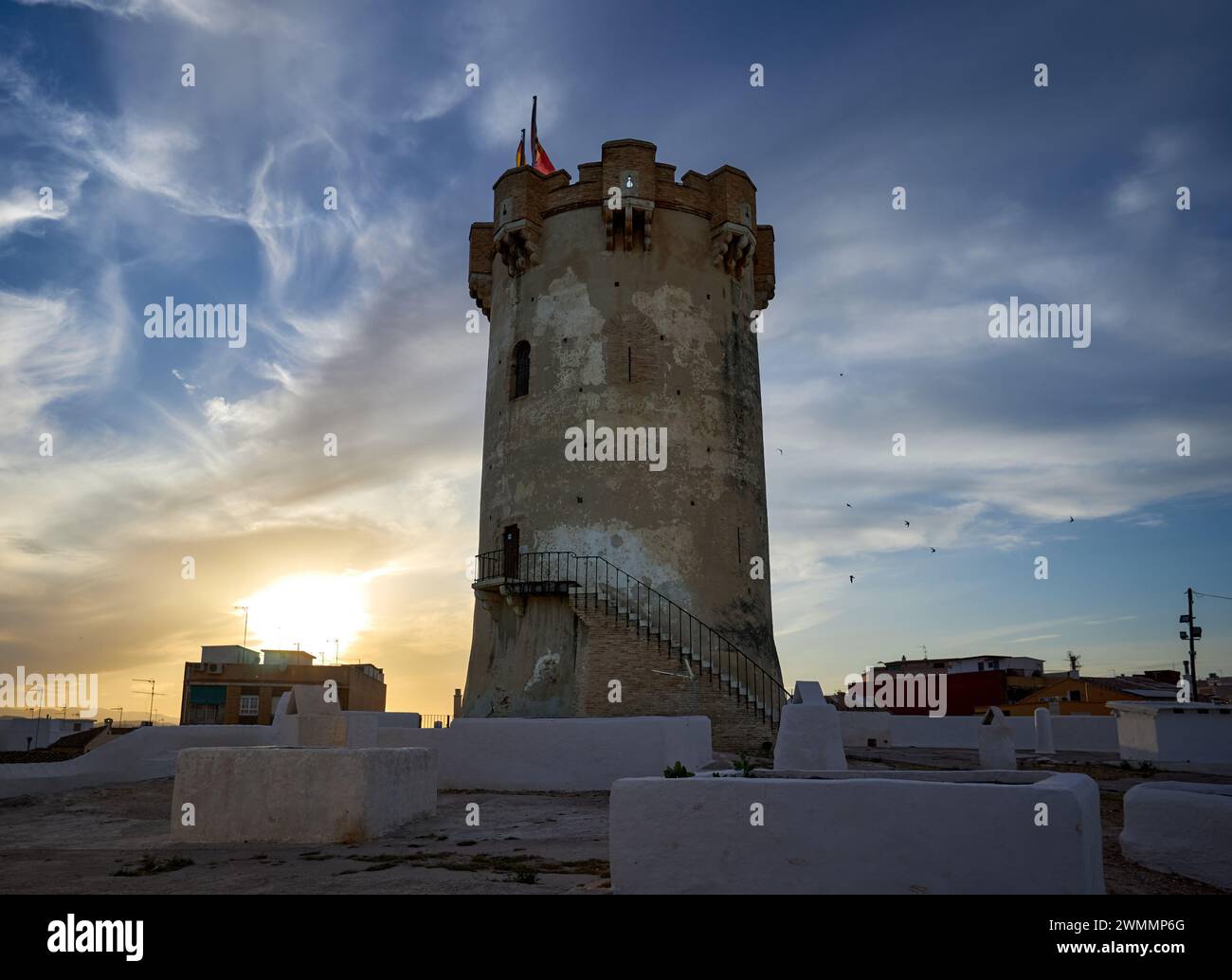 La tour de la ville de Paterna au crépuscule Banque D'Images