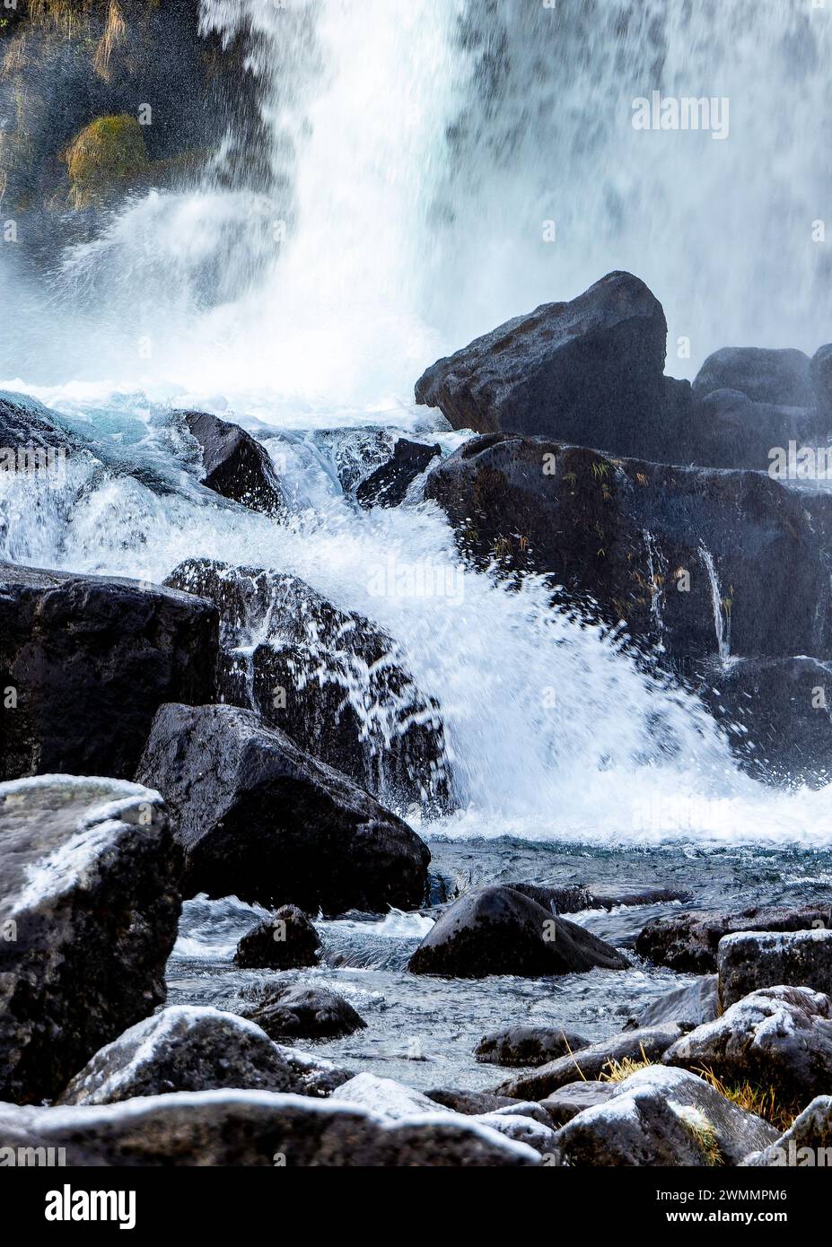 Vue pittoresque sur une cascade puissante et mousseuse qui coule à travers un terrain rocheux montagneux en plein jour et éclaboussure contre des pierres altérées en nombre Banque D'Images