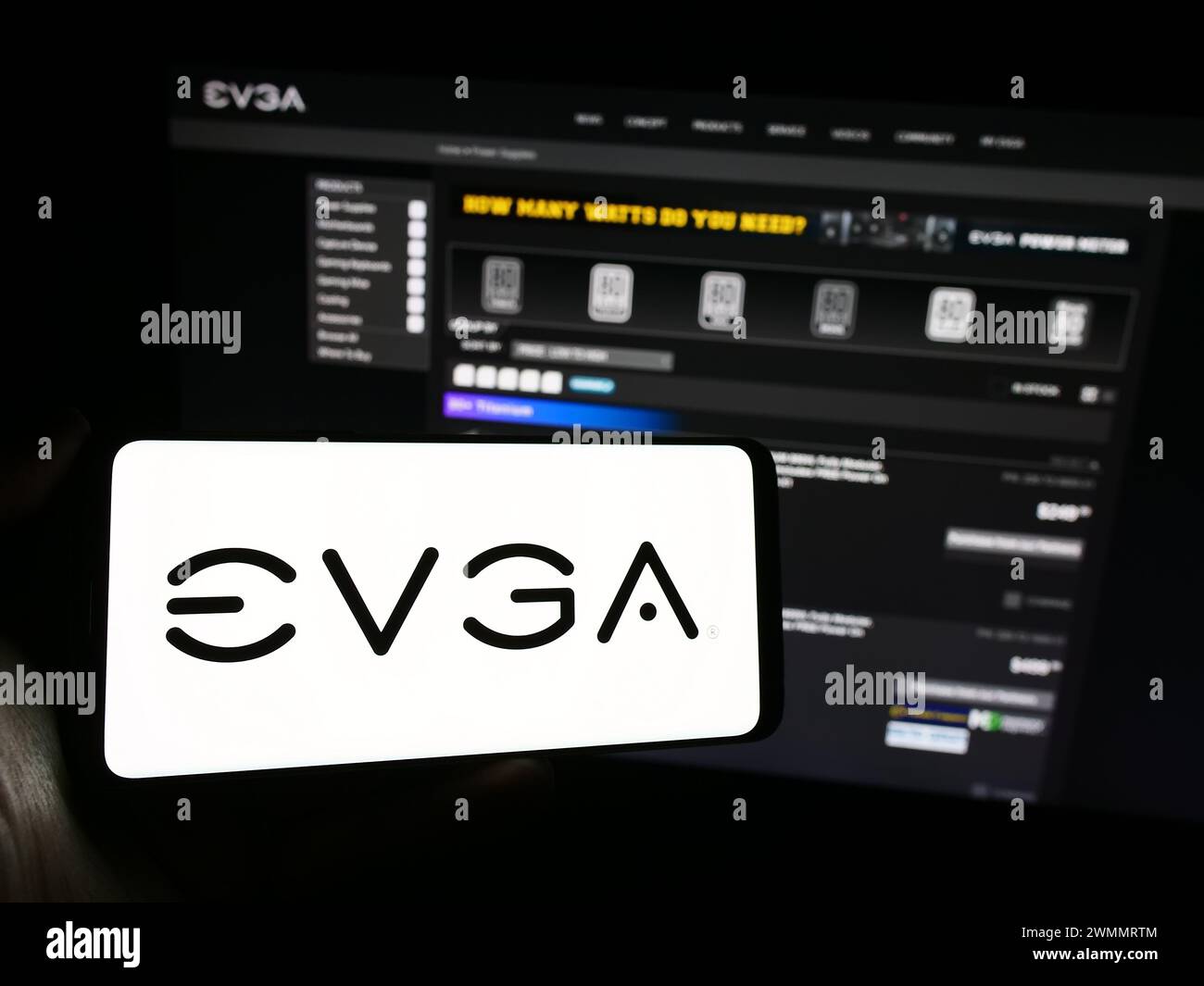 Personne tenant le téléphone portable avec le logo de la société américaine de matériel informatique EVGA Corporation en face de la page Web. Concentrez-vous sur l'affichage du téléphone. Banque D'Images