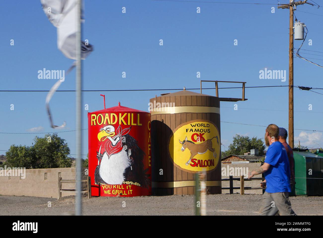 road kill ok saloon peint sur les réservoirs d'eau de pétrole par les voies ferrées sur la route 66 kingman arizona Banque D'Images