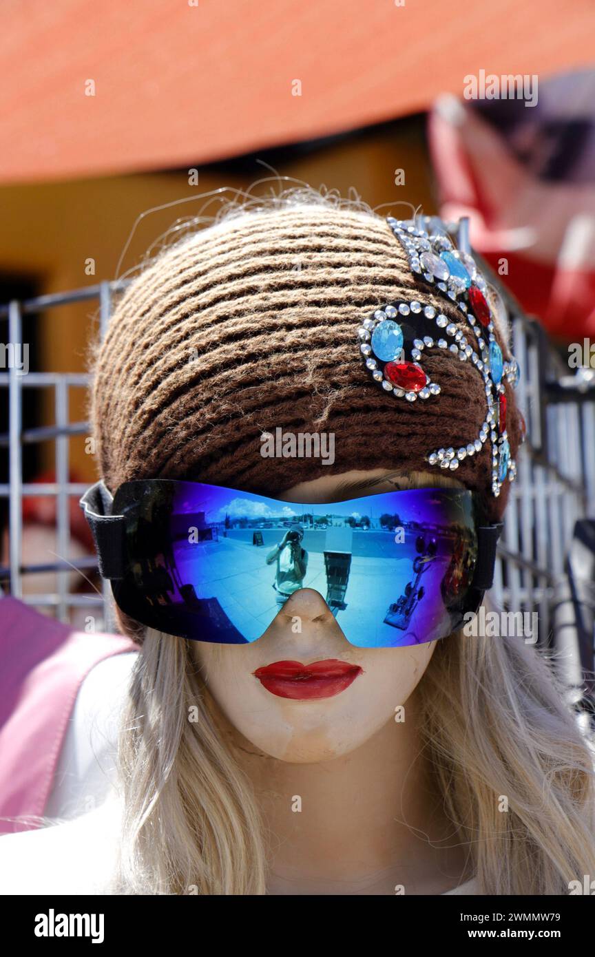 mannekin de femme blonde en chapeau portant des lunettes de soleil bleues réfléchissantes Banque D'Images