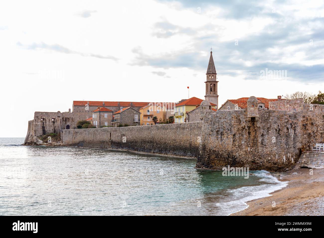 Les vieux remparts de la ville de Budva le long de la côte Adriatique, Monténégro. Banque D'Images