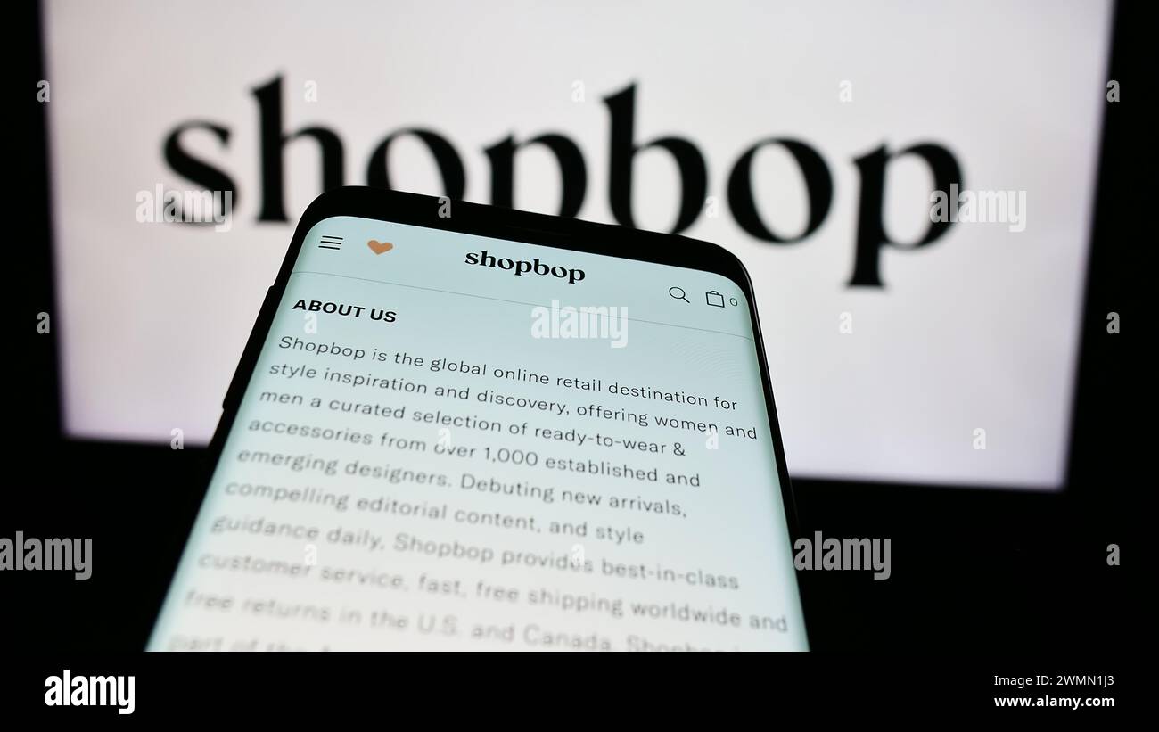 Smartphone avec le site Web de la société américaine de mode e-commerce BOP LLC (Shopbop) devant le logo de l'entreprise. Concentrez-vous sur le coin supérieur gauche de l'écran du téléphone. Banque D'Images