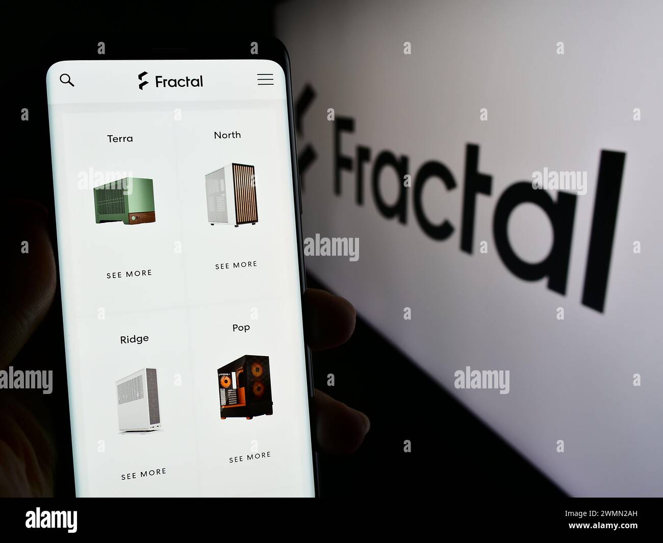 Personne tenant le téléphone portable avec la page Web de la société de conception de matériel informatique Fractal Gaming AB avec logo. Concentrez-vous sur le centre de l'écran du téléphone. Banque D'Images