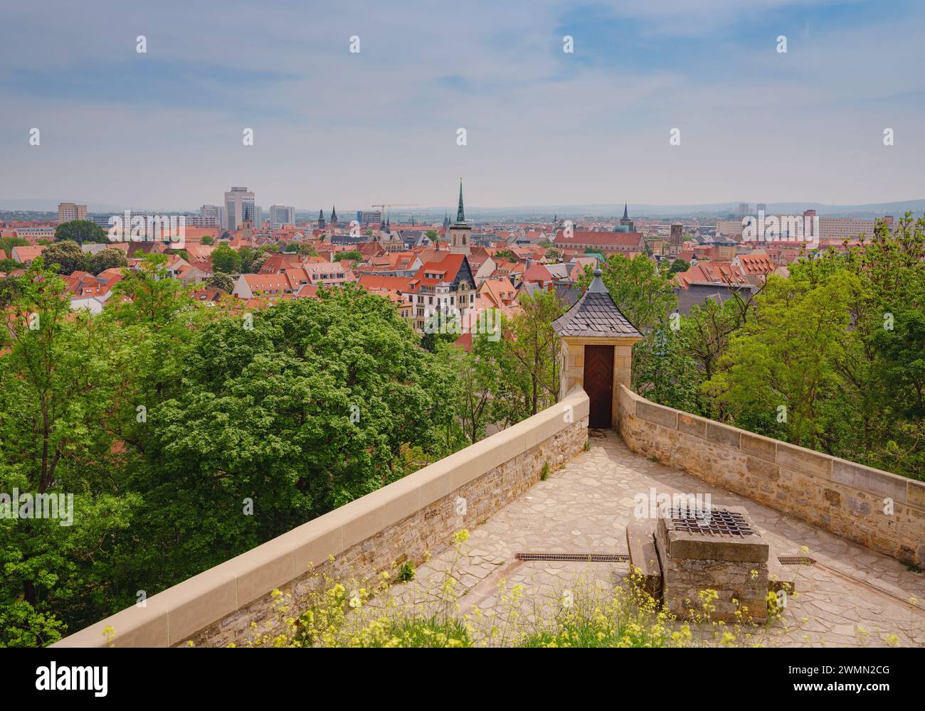 Les murs de la forteresse d'Erfurt qui protégeaient la ville ont été préservés sur la colline. Marcher le long des murs offre une vue imprenable sur les anciens quartiers d'Erfurt. Banque D'Images