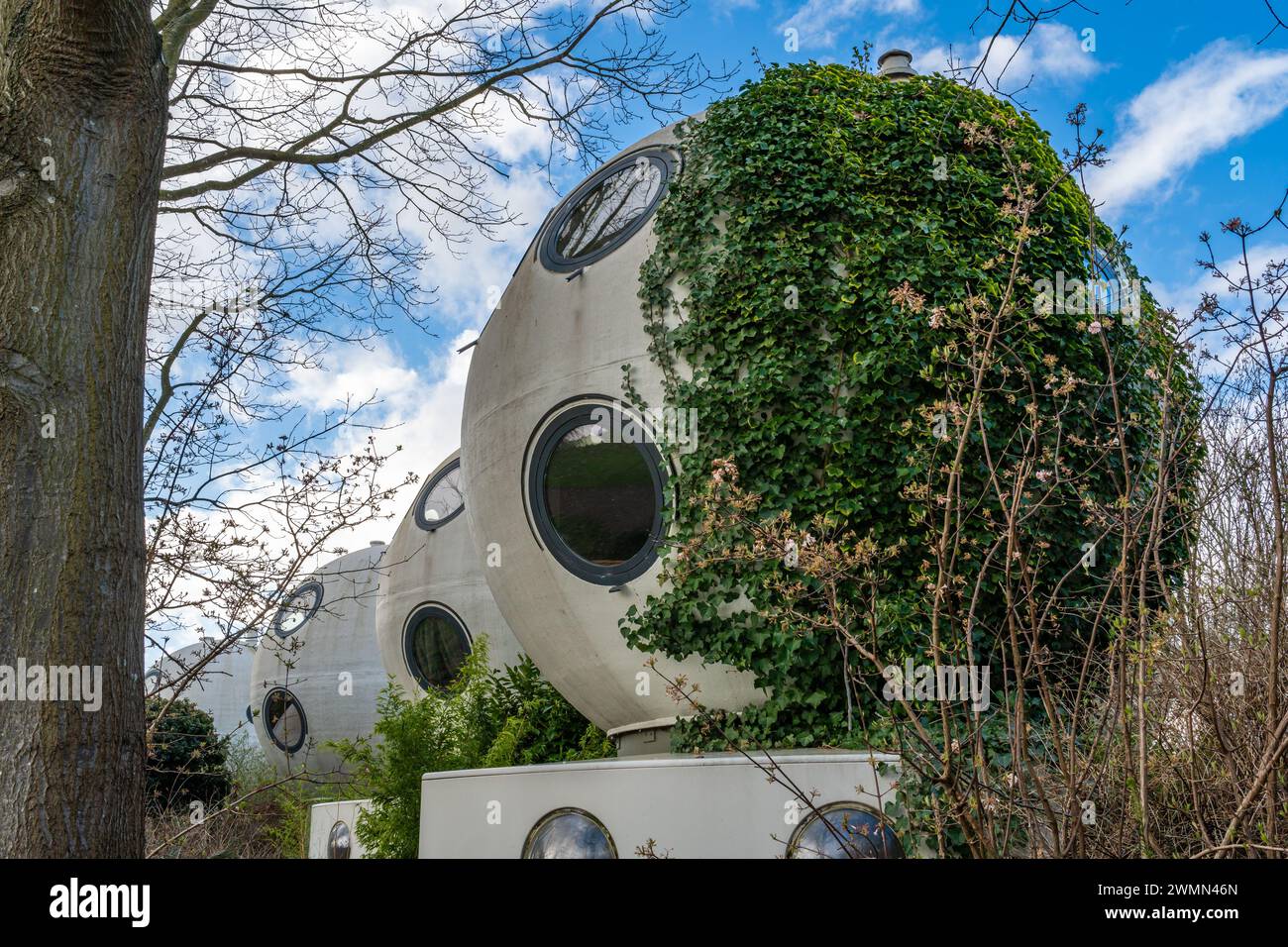 Den Bosch, pays-Bas, 25.02.2024, maisons sphériques expérimentales connues sous le nom de Bolwoningen, conçues par l'artiste néerlandais Dries Kreijkamp dans les années 1970 Banque D'Images