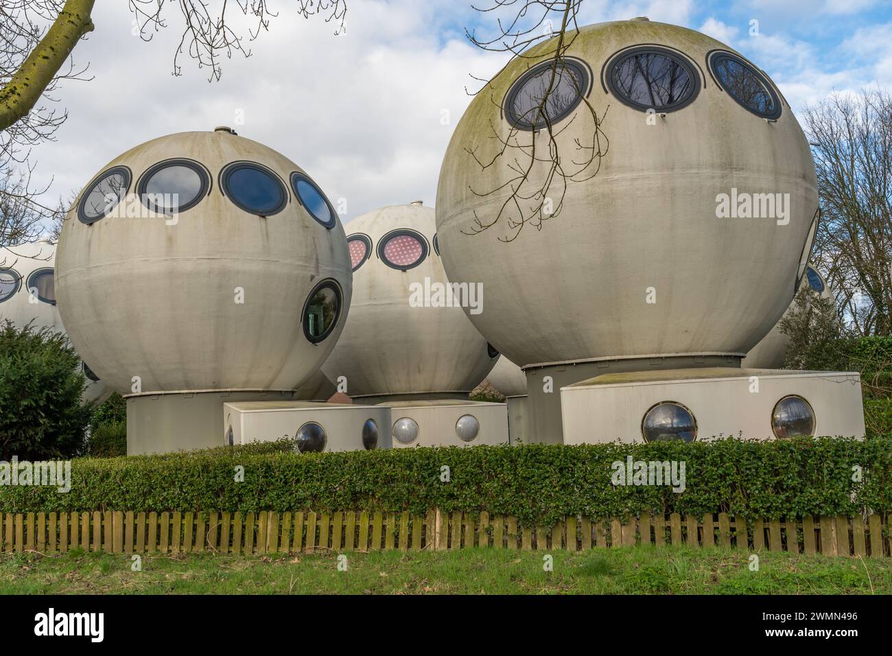Den Bosch, pays-Bas, 25.02.2024, maisons sphériques expérimentales connues sous le nom de Bolwoningen, conçues par l'artiste néerlandais Dries Kreijkamp dans les années 1970 Banque D'Images