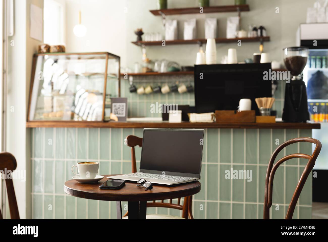 Un cadre de café confortable avec un ordinateur portable sur une table avec espace de copie Banque D'Images