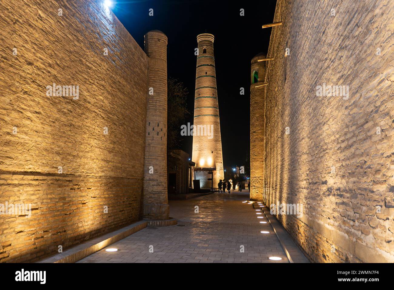 Minaret de la mosquée Juma à Khiva la nuit. Ouzbékistan. Une rue vide d'une ancienne ville médiévale Itchan Kala, Khiva, région de Khorezm, Ouzbékistan Banque D'Images