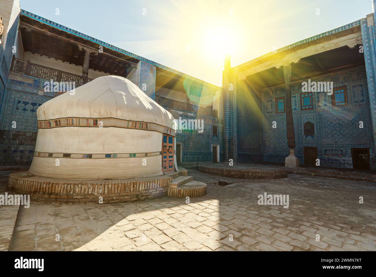 Panorama de mikhmankhana (salle de cérémonie) dans le palais Tash Hauli, Khiva, Ouzbékistan. Au centre de la yourte du khan pour les réceptions Banque D'Images