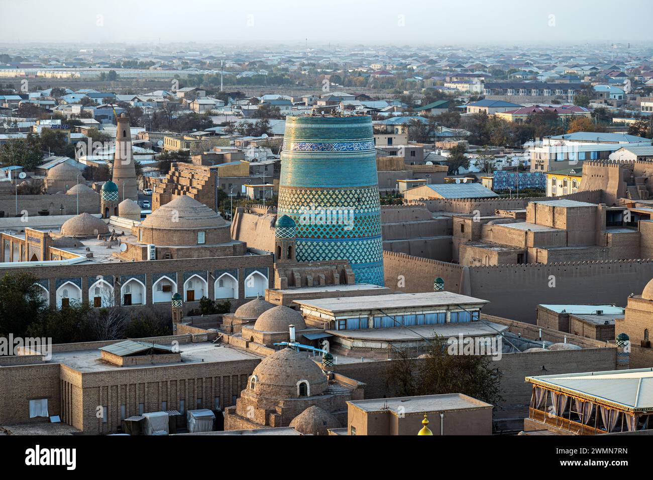 Minaret Kalta Minor inachevé à Khiva, Ouzbékistan. Les rues vides de l'ancienne ville du Royaume de Khorezm pendant la journée.. vue de dessus Banque D'Images