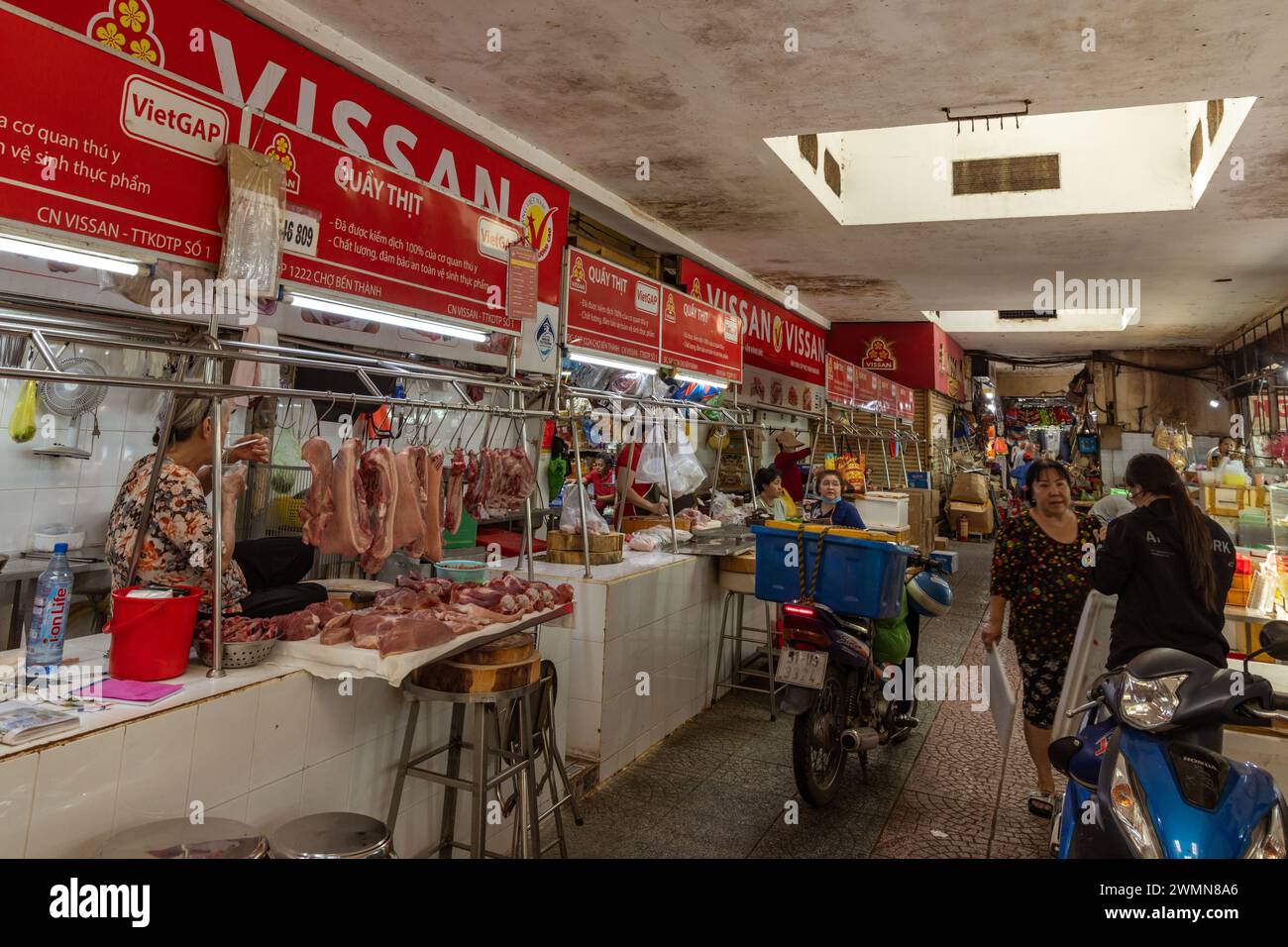 Intérieur du marché Ben Thanh à Ho Chi Minh ville, Saigon. Le marché est l'une des principales attractions de Ho Chi Minh ville. Banque D'Images