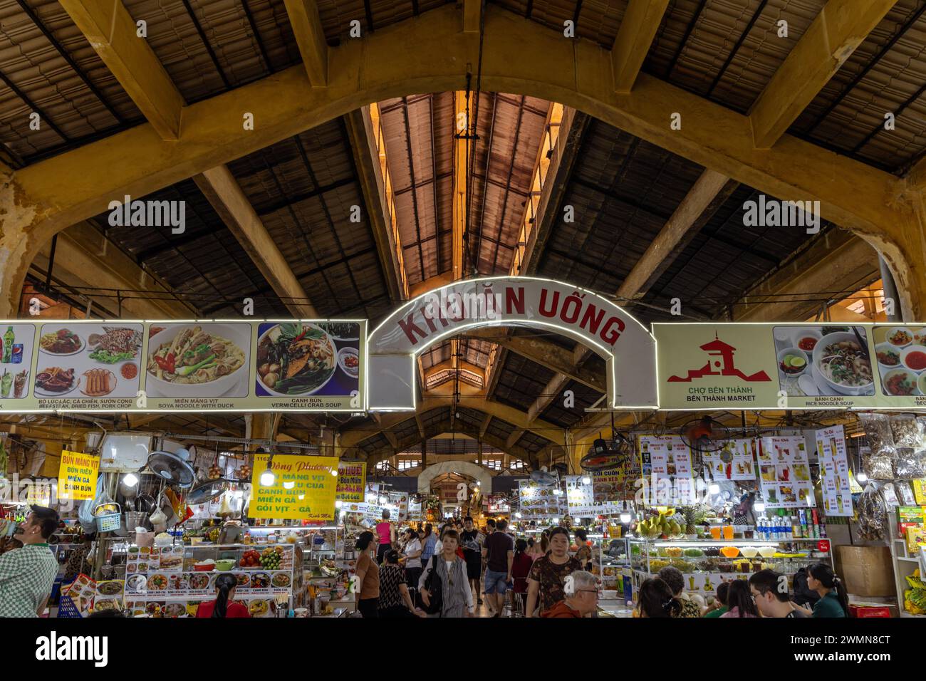 Intérieur du marché Ben Thanh à Ho Chi Minh ville, Saigon. Le marché est l'une des principales attractions de Ho Chi Minh ville. Banque D'Images
