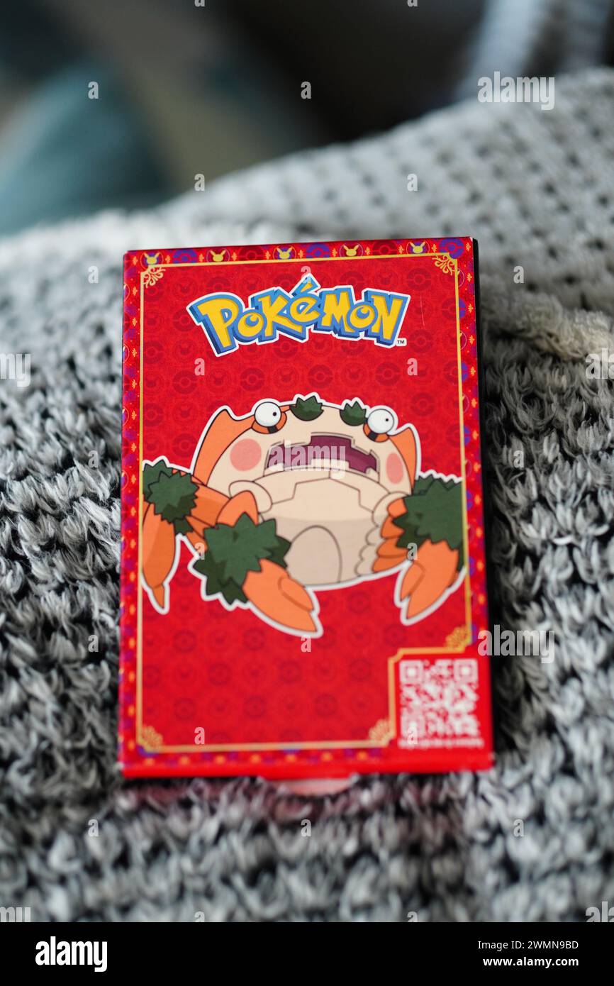Gros plan d'une carte Pokémon sur une couverture Banque D'Images