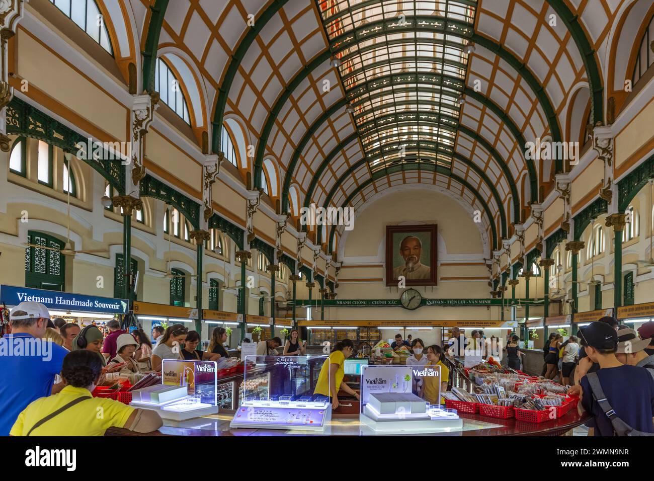 Intérieur du bureau de poste central de Saigon à Ho Chi Minh-ville, Vietnam. Il a été construit entre 1886 et 1891. Banque D'Images