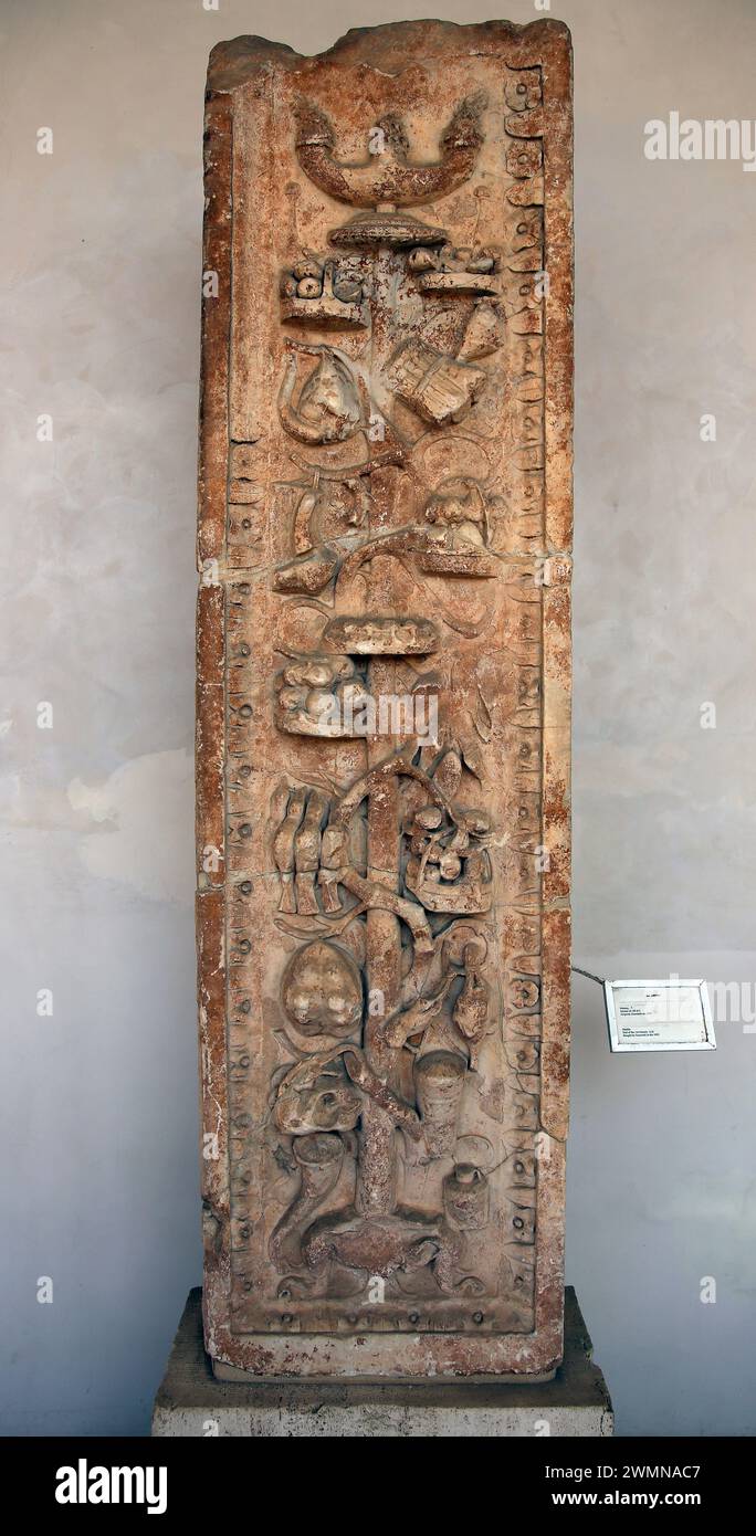 Stèle funéraire romaine avec relief d'objet ménager. Marbre. Fin du 1er siècle AD.Musée National Romain (Thermes de Dioclétien). Rome. Italie. Banque D'Images